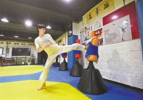 16岁重庆妹儿斩获全国跆拳道金牌