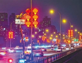 迎春灯饰加紧安装