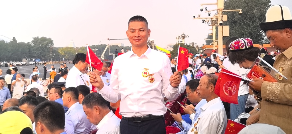 殷其龙在观礼现场。受访者供图