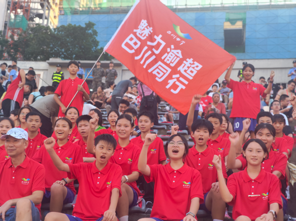 摇旗呐喊的巴川中学师生。陈瑞 摄