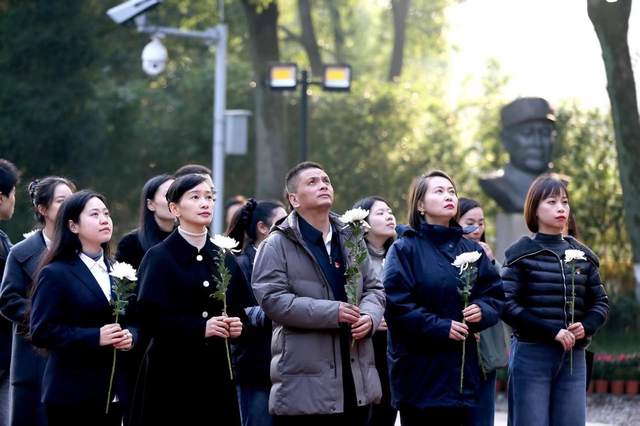 祭扫活动现场。受访者供图