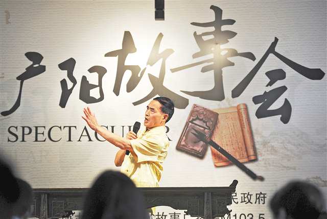 杜志榜在讲故事。（南岸区委宣传部供图）